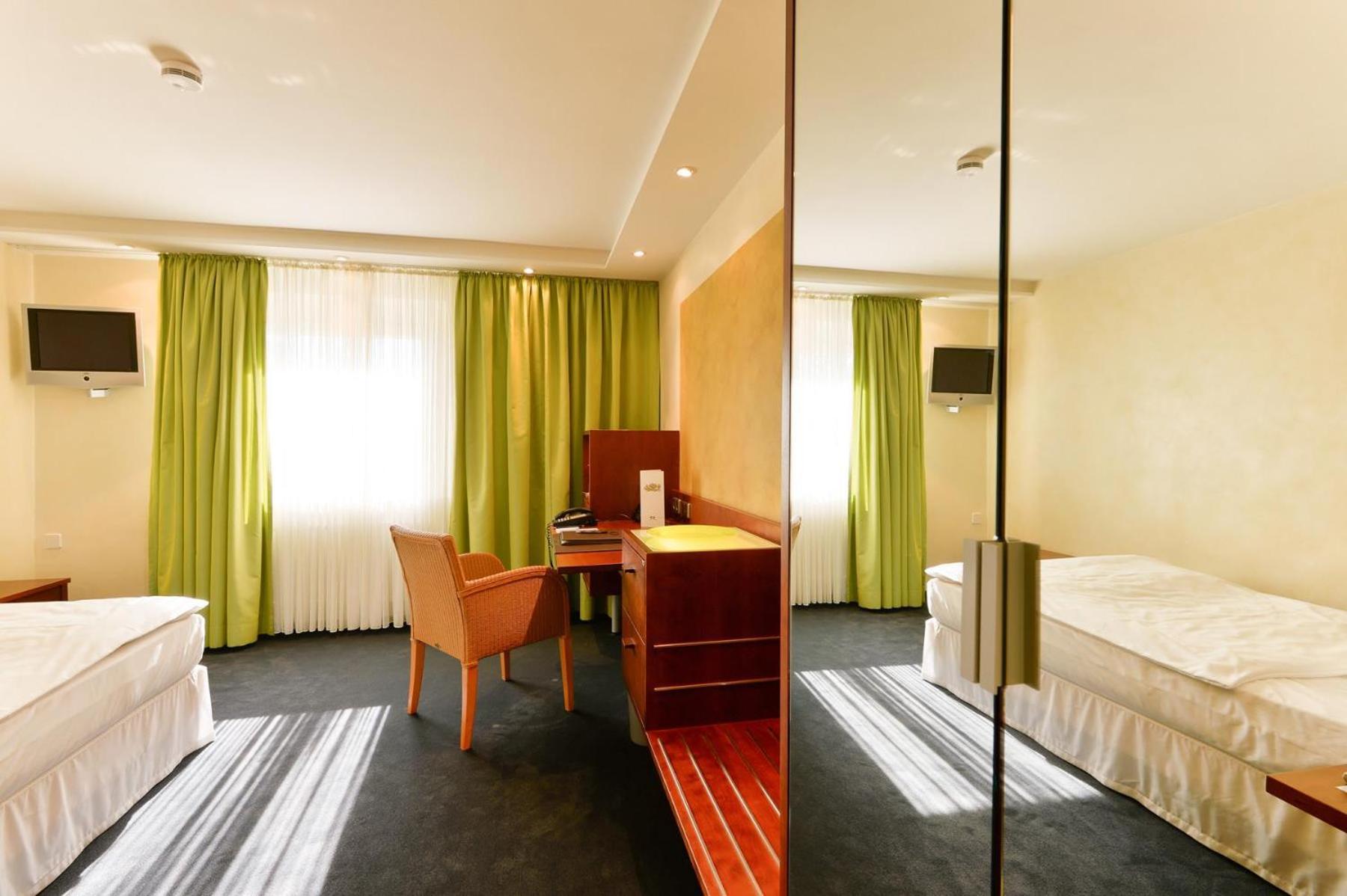 Hotel Adler Asperg Екстер'єр фото